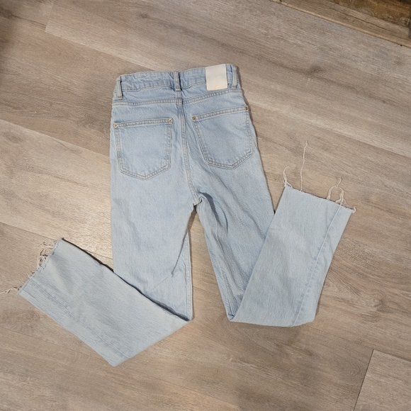 Light Wash High-Rise Straight Leg Women’s Jeans - Picture 4 of 4